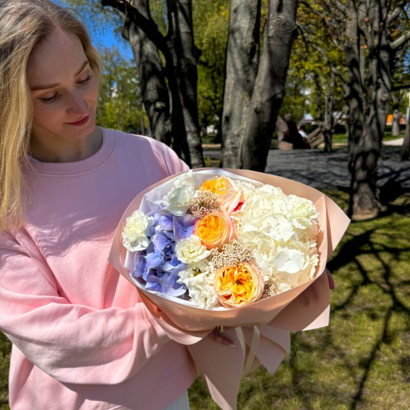 Bukiet z hortensjami, różami piwoniowymi, eustomą i goździkami