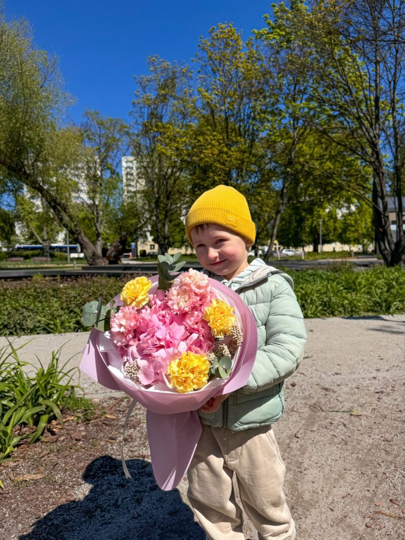 Delikatny, letni bukiet z hortensji, eustomy i goździków - obrazek 3