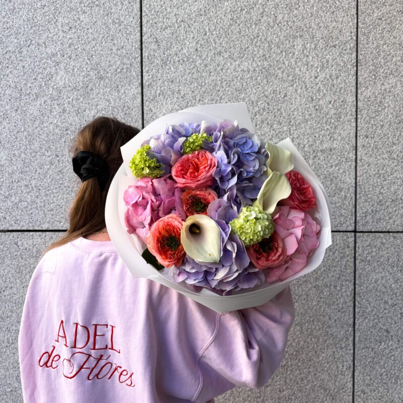 Bukiet z hortensjami, kaliami i różami piwoniowymi