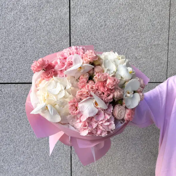 Bukiet z hortensjami, orchideami i różami gałązkowymi