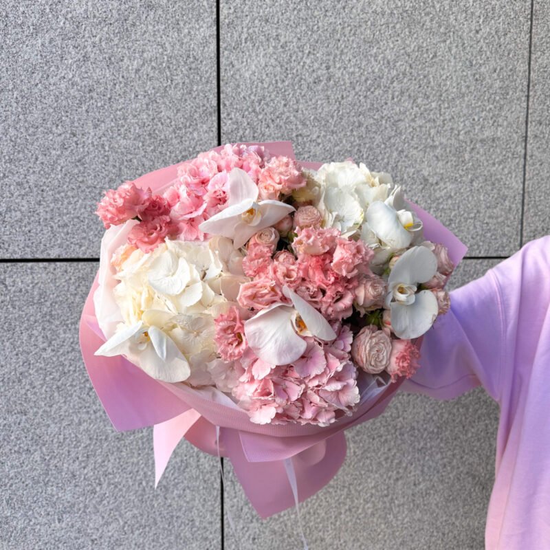 Bukiet z hortensjami, orchideami i różami gałązkowymi