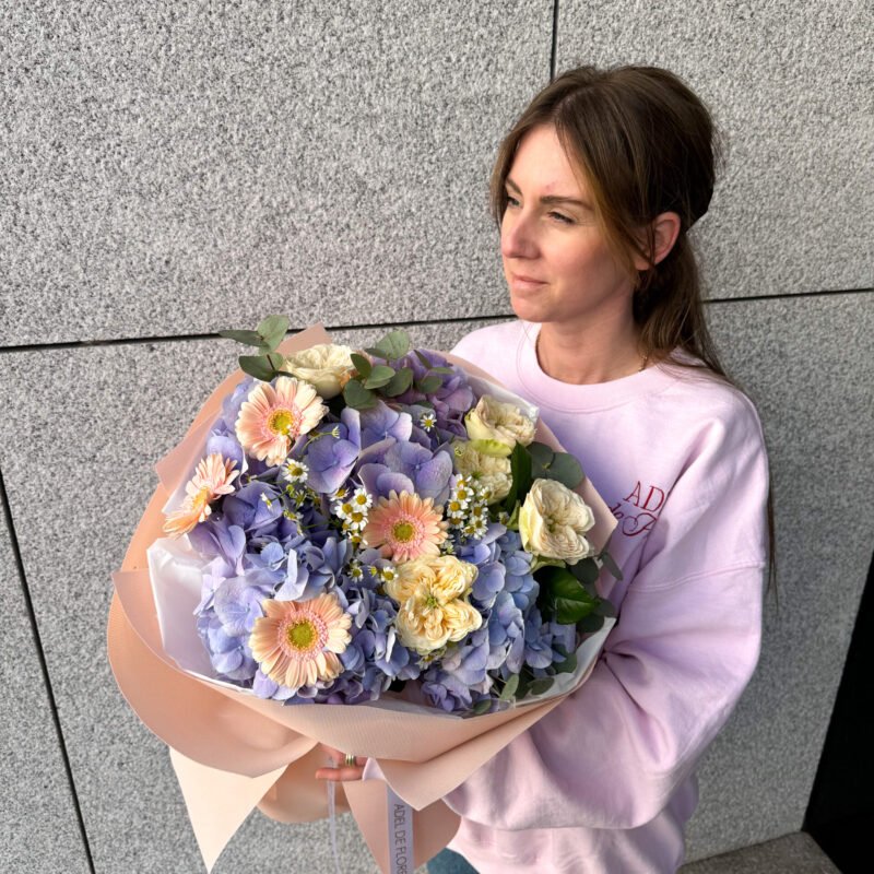 Bukiet z hortensjami, różami piwoniowymi i gerberami