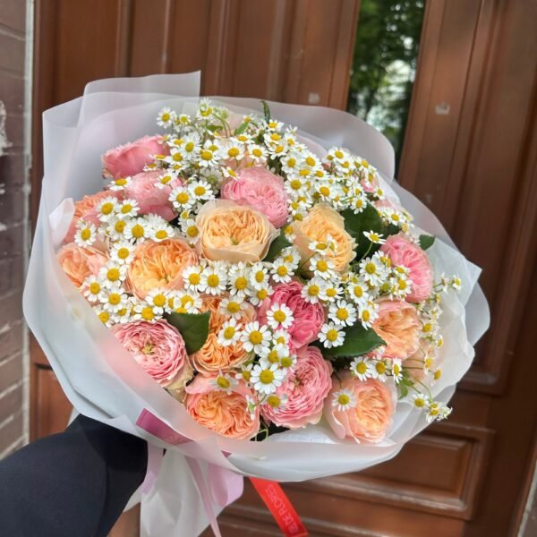 Monobukiet z róż piwoniowych i rumianku