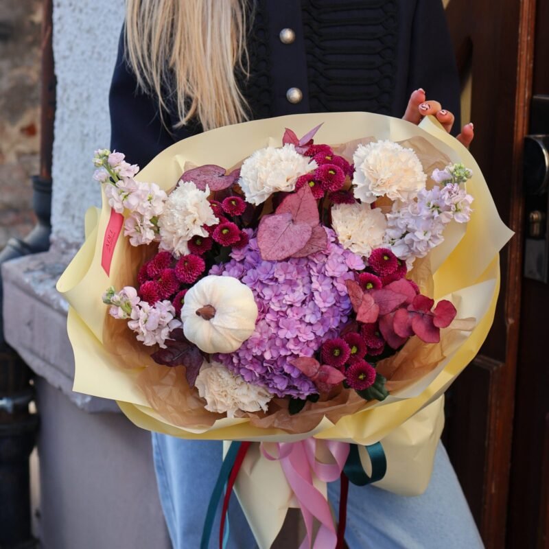 Bbukiet z goździkami, hortensją i eukaliptusem