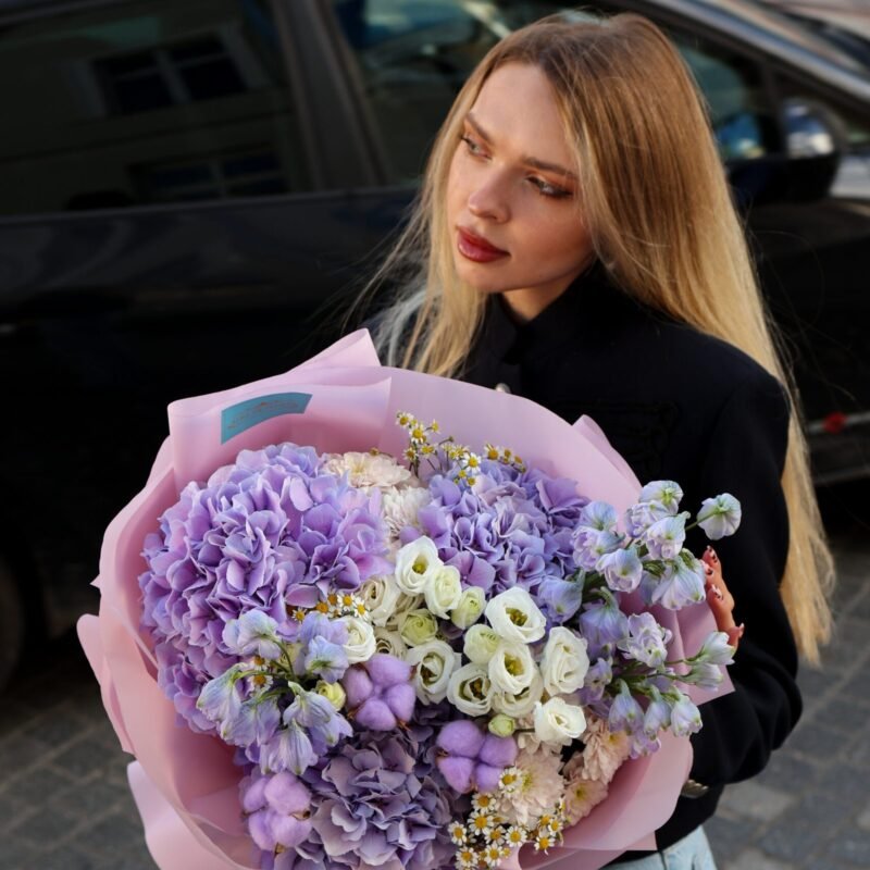 Bukiet z hortensjami, delfinium i eustomą