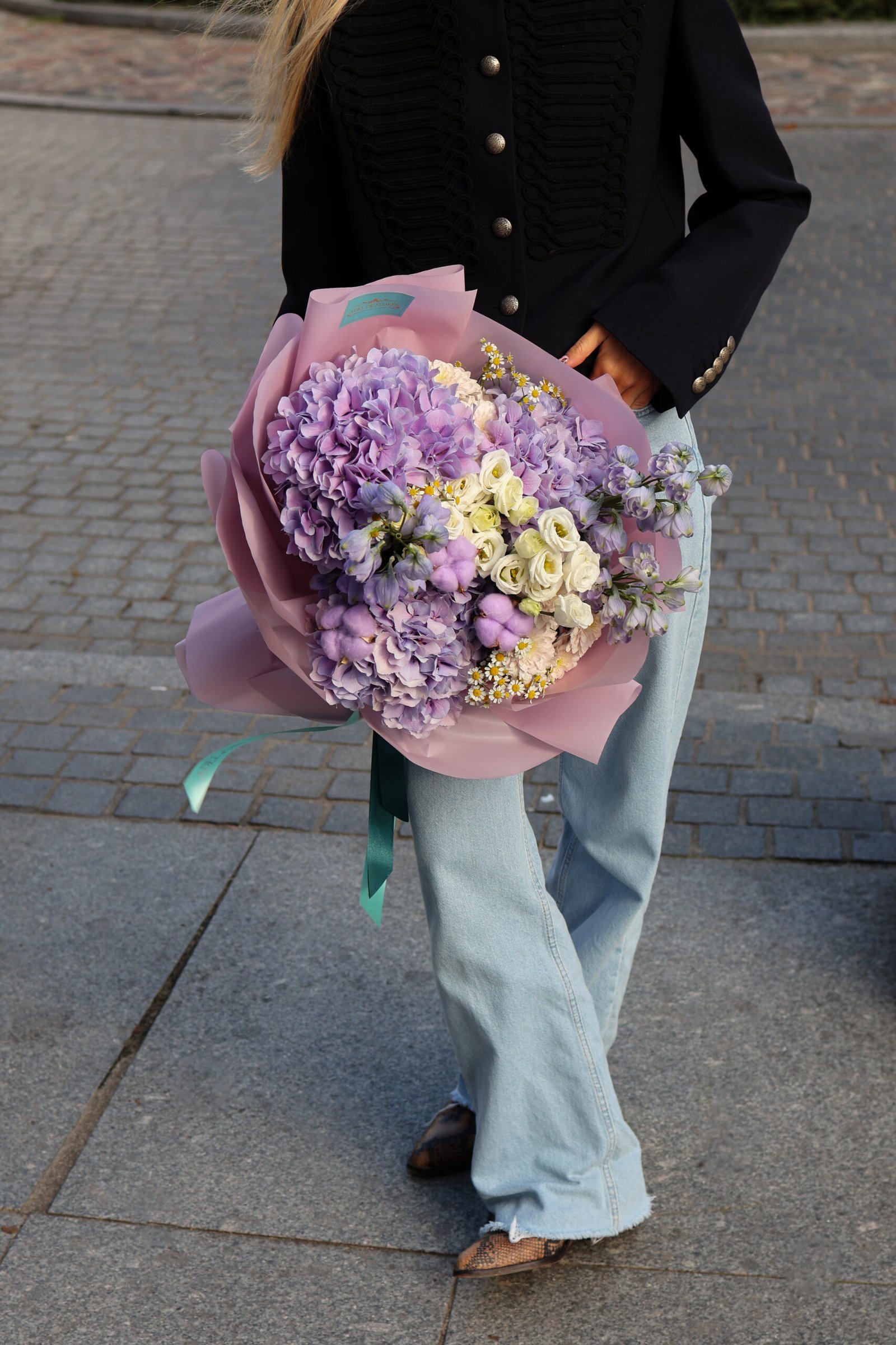 Bukiet z hortensjami, delfinium i eustomą - obrazek 3