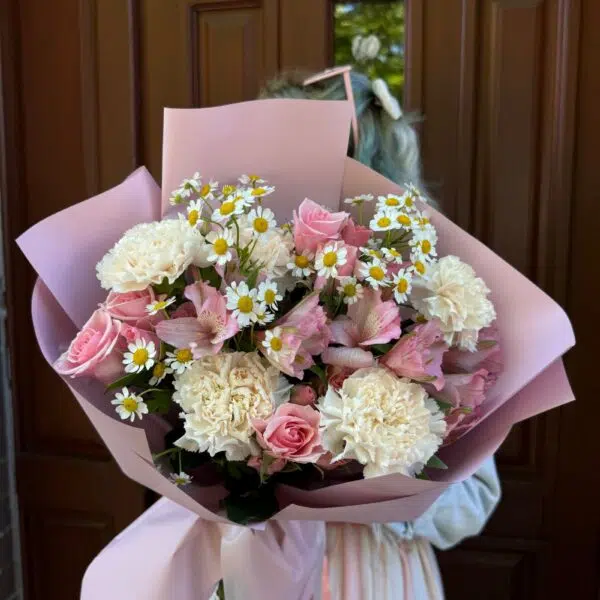 Bukiet z róż gałązkowych, goździków i alstremerii