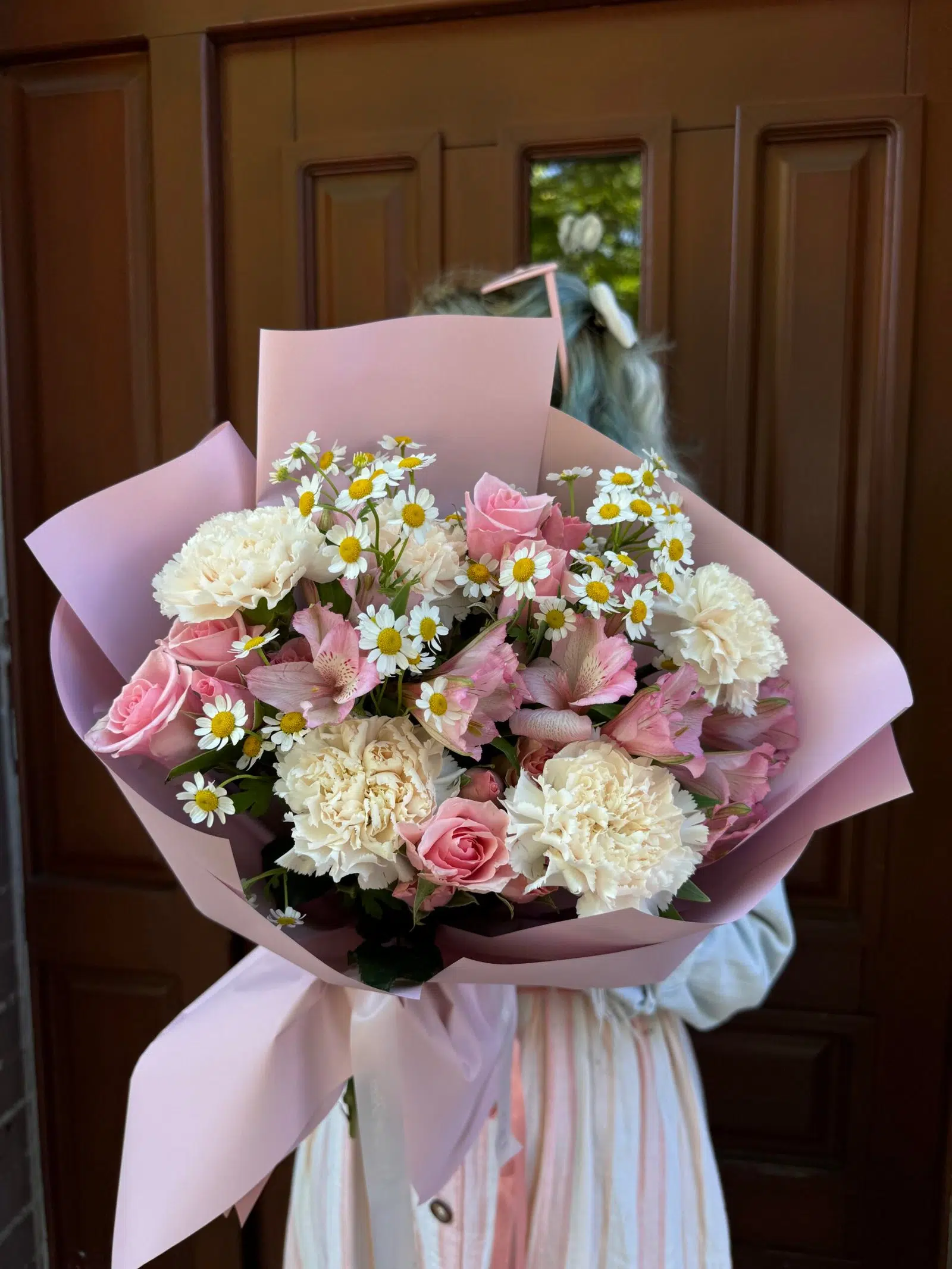 Bukiet z róż gałązkowych, goździków i alstremerii