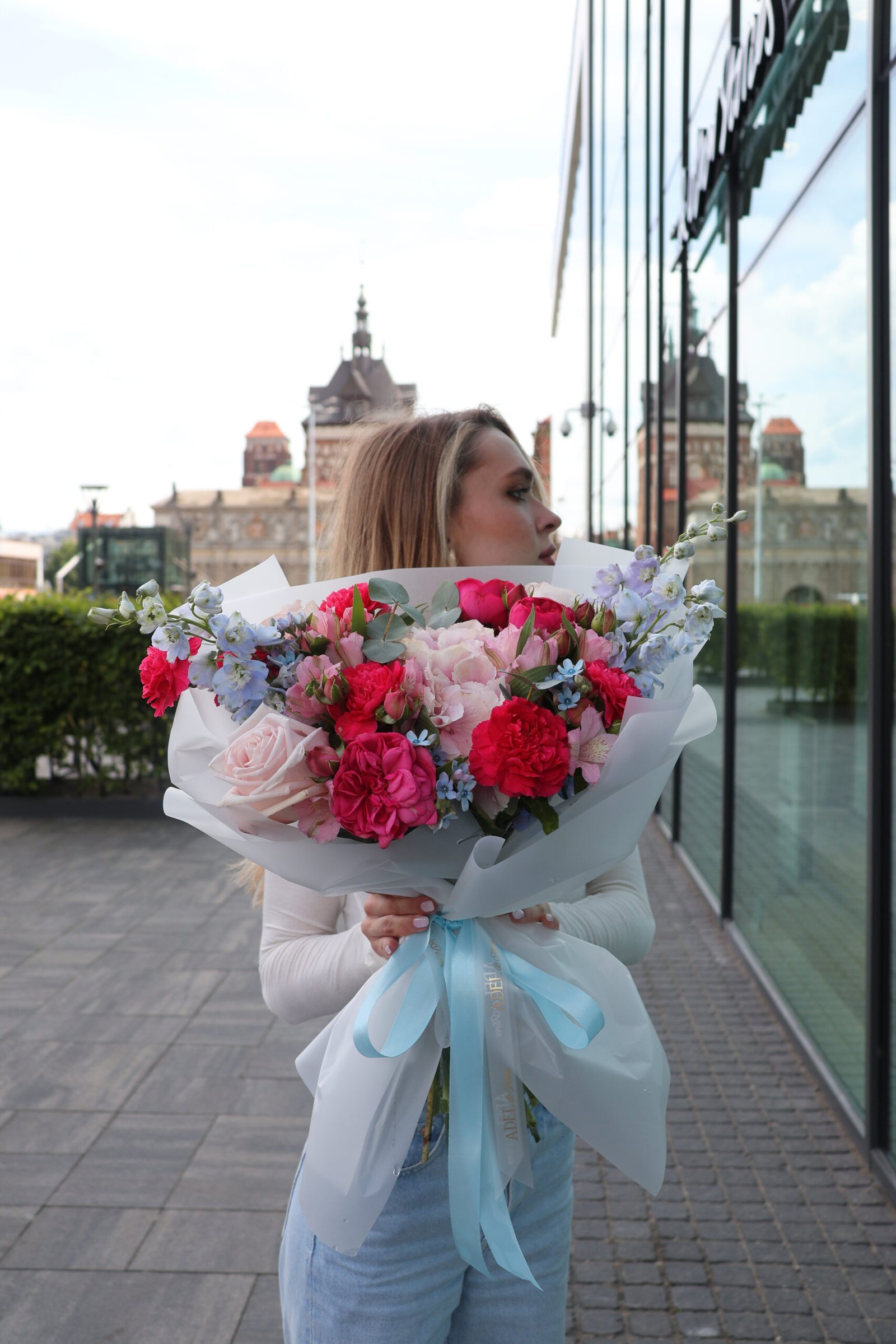 Bukiet z róż piwoniowych, hortensji i delfinium