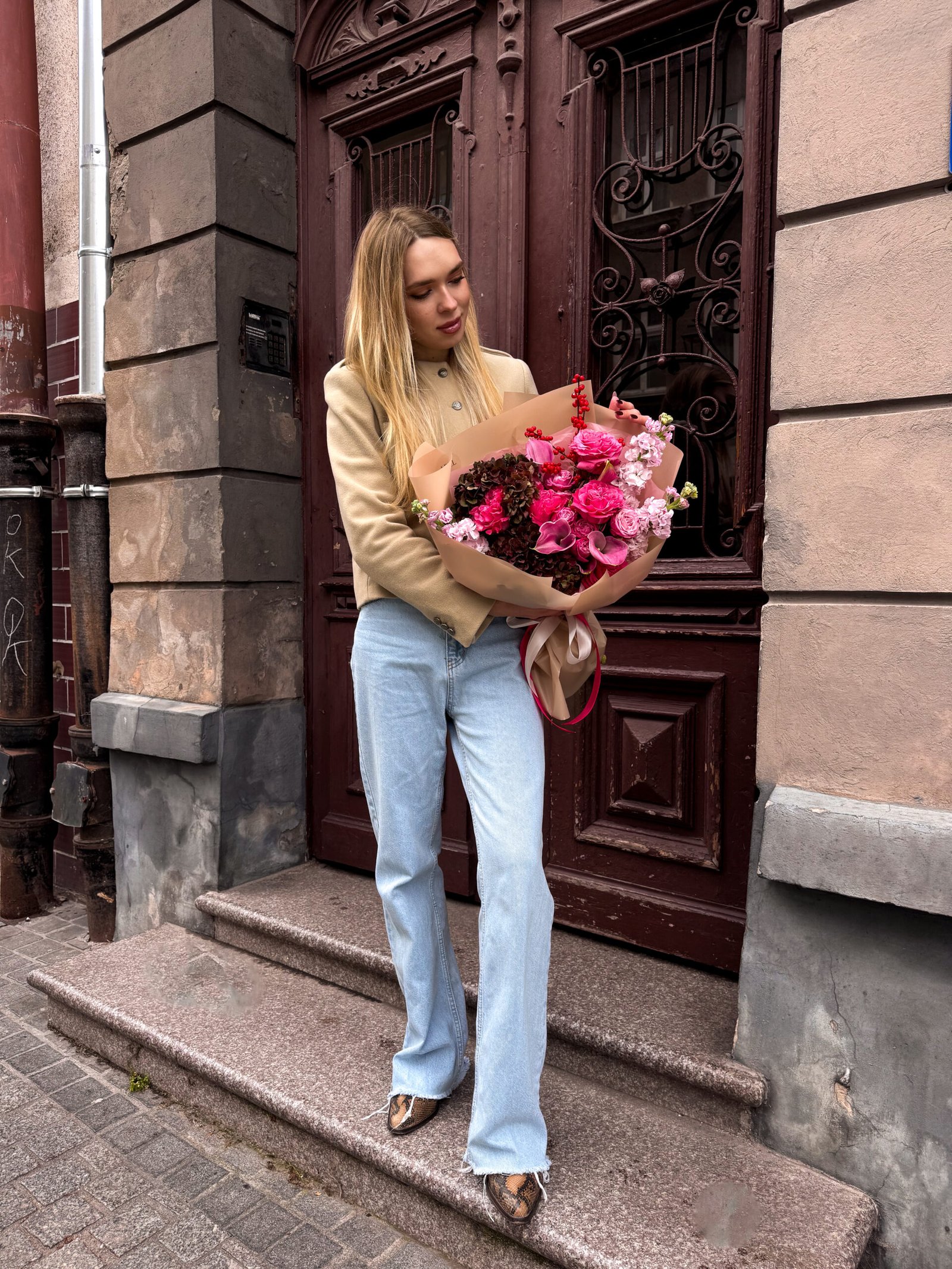 Bukiet z bordową hortensją, malinowymi różami, różowymi kaliami i różową lewkonią