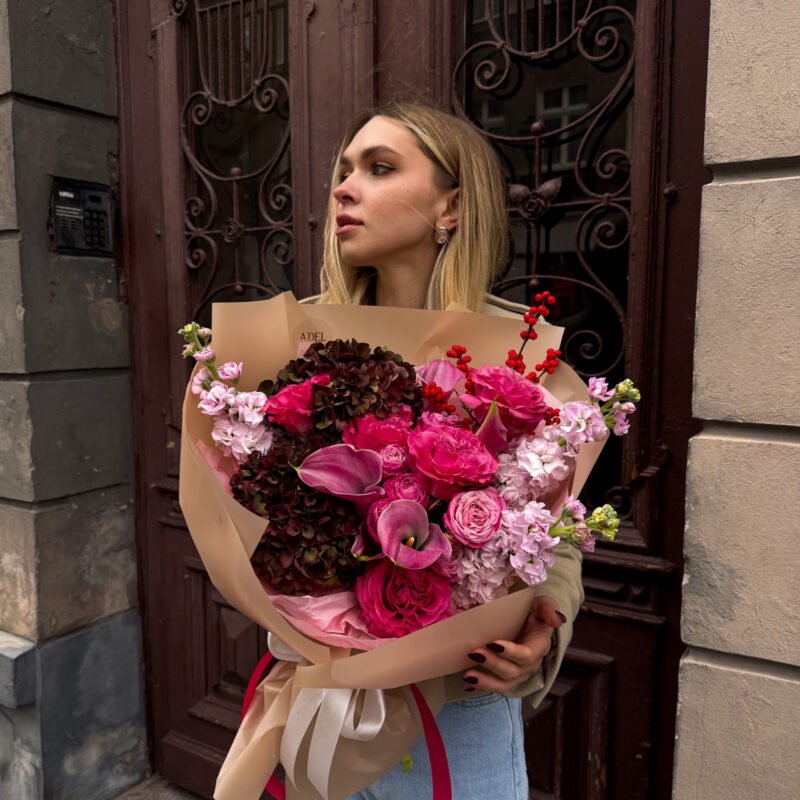 Bukiet z bordową hortensją, malinowymi różami, różowymi kaliami i różową lewkonią