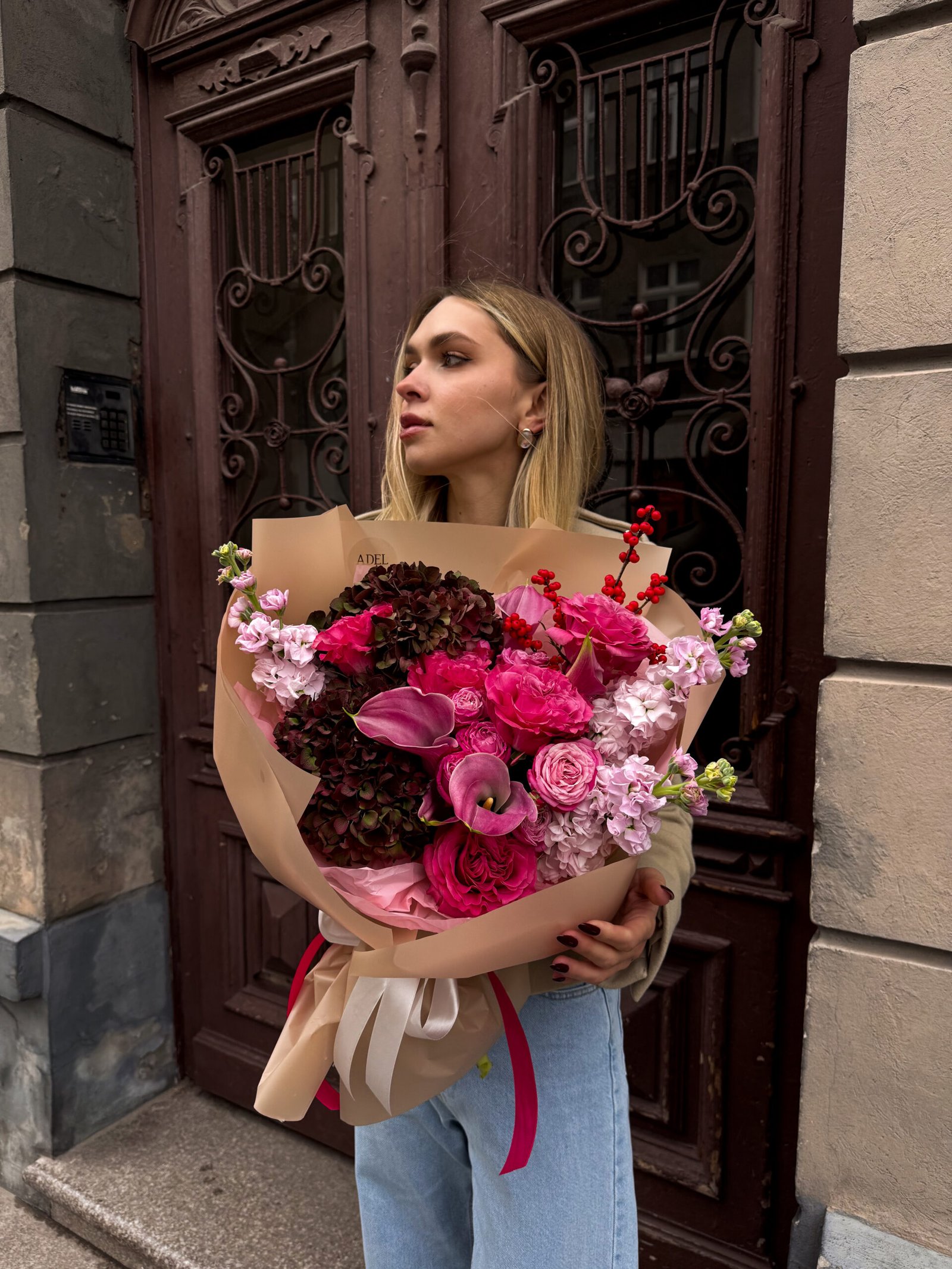 Bukiet z bordową hortensją, malinowymi różami, różowymi kaliami i różową lewkonią