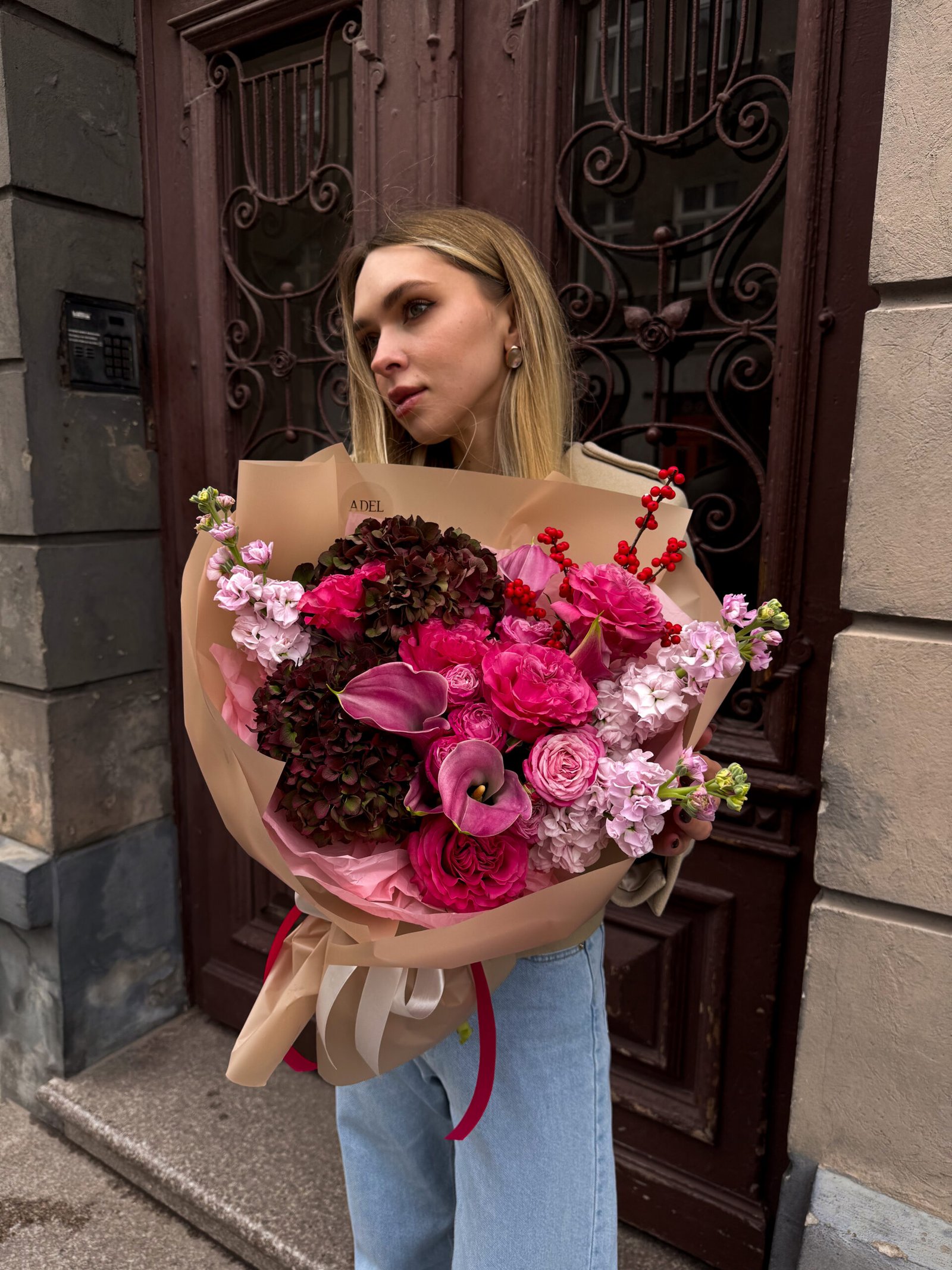 Bukiet z bordową hortensją, malinowymi różami, różowymi kaliami i różową lewkonią