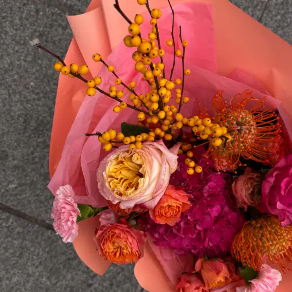 Bukiet z hortensjami,leucospermum, goździkami i różą