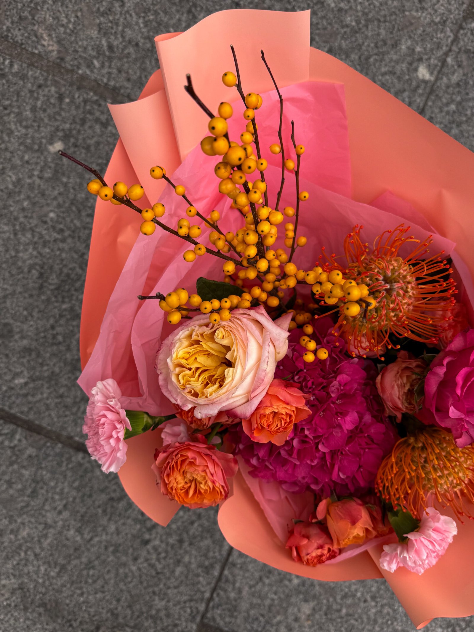 Bukiet z hortensjami,leucospermum, goździkami i różą