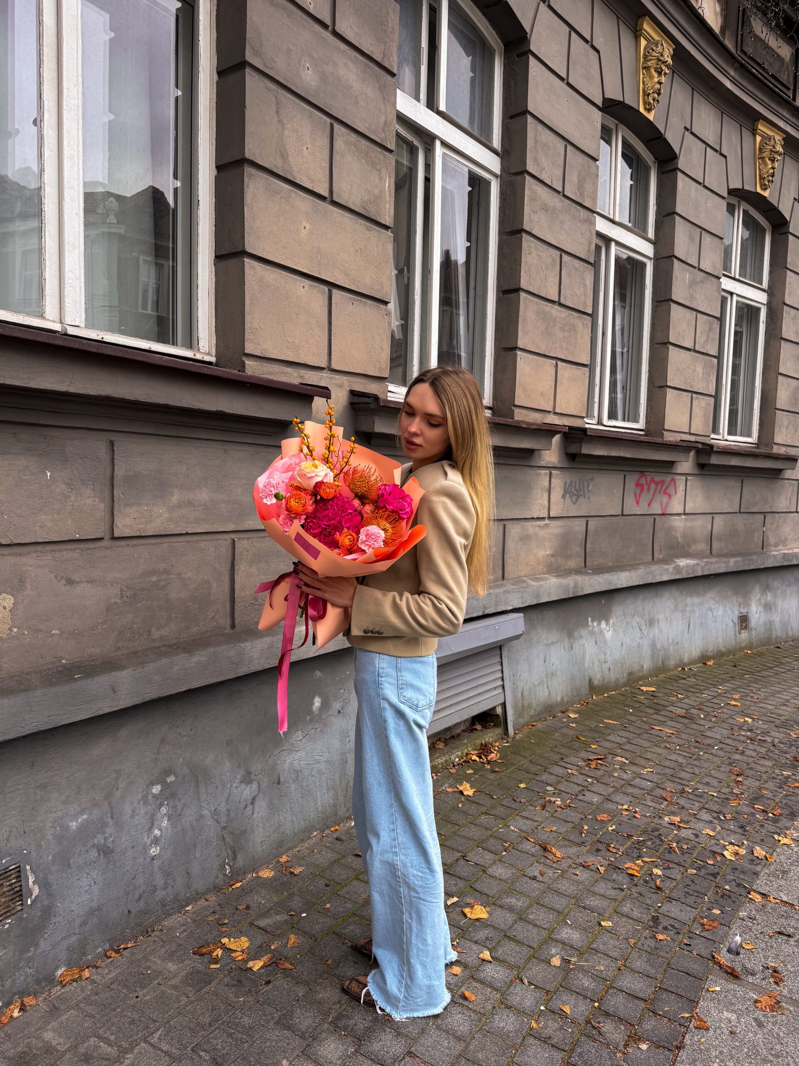 Bukiet z hortensjami,leucospermum, goździkami i różą