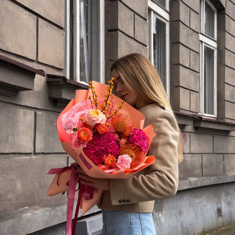 Bukiet z hortensjami,leucospermum, goździkami i różą