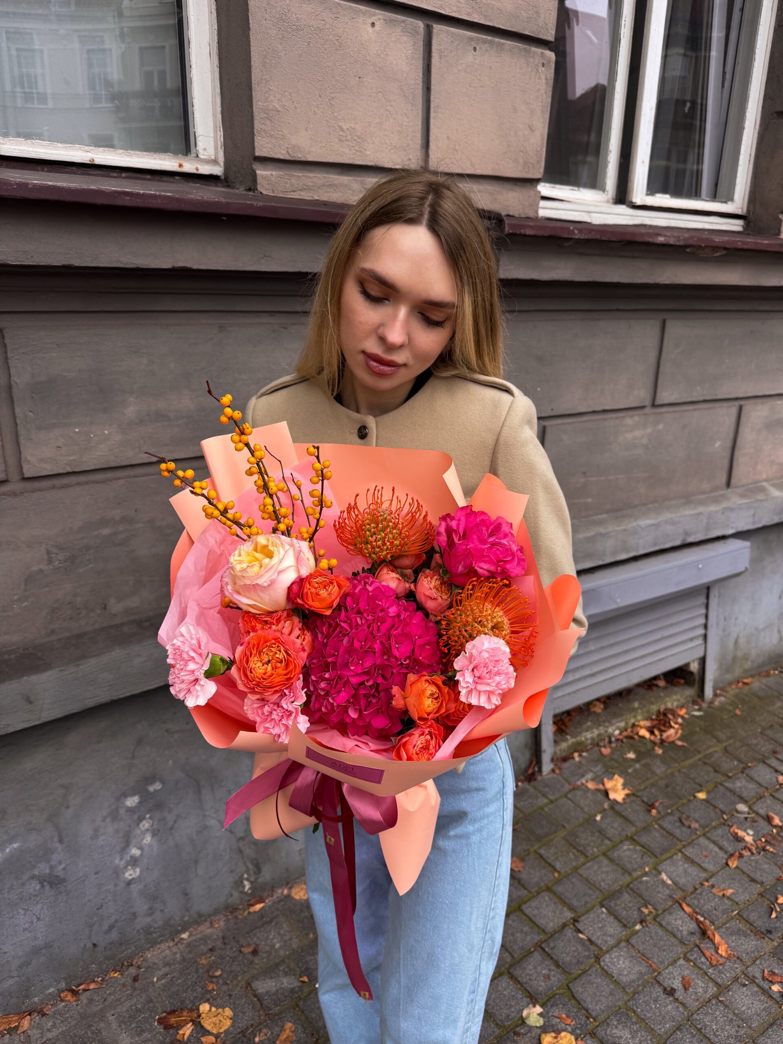 Bukiet z hortensjami,leucospermum, goździkami i różą