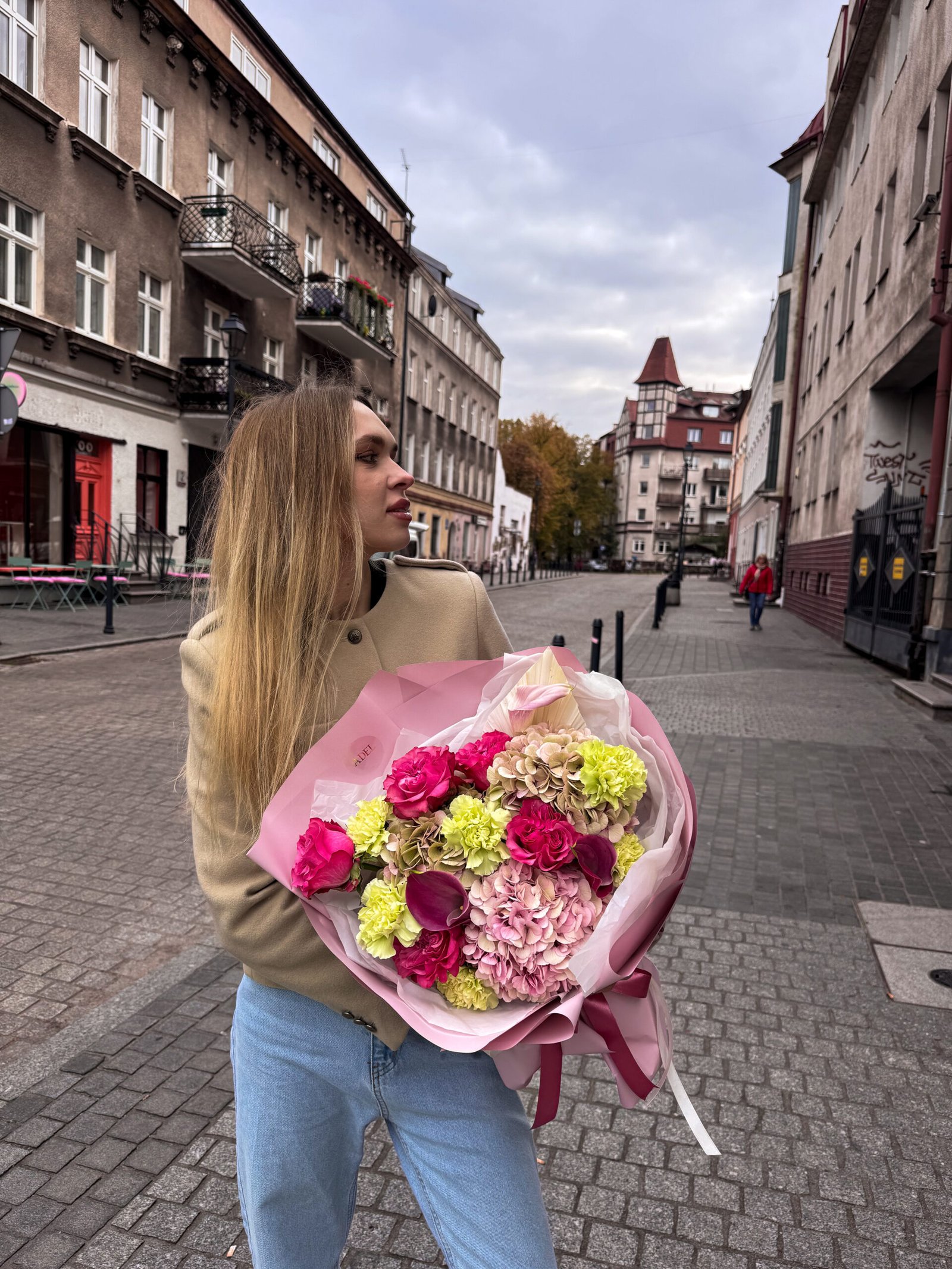 Bukiet z hortensjami, goździkami i różami