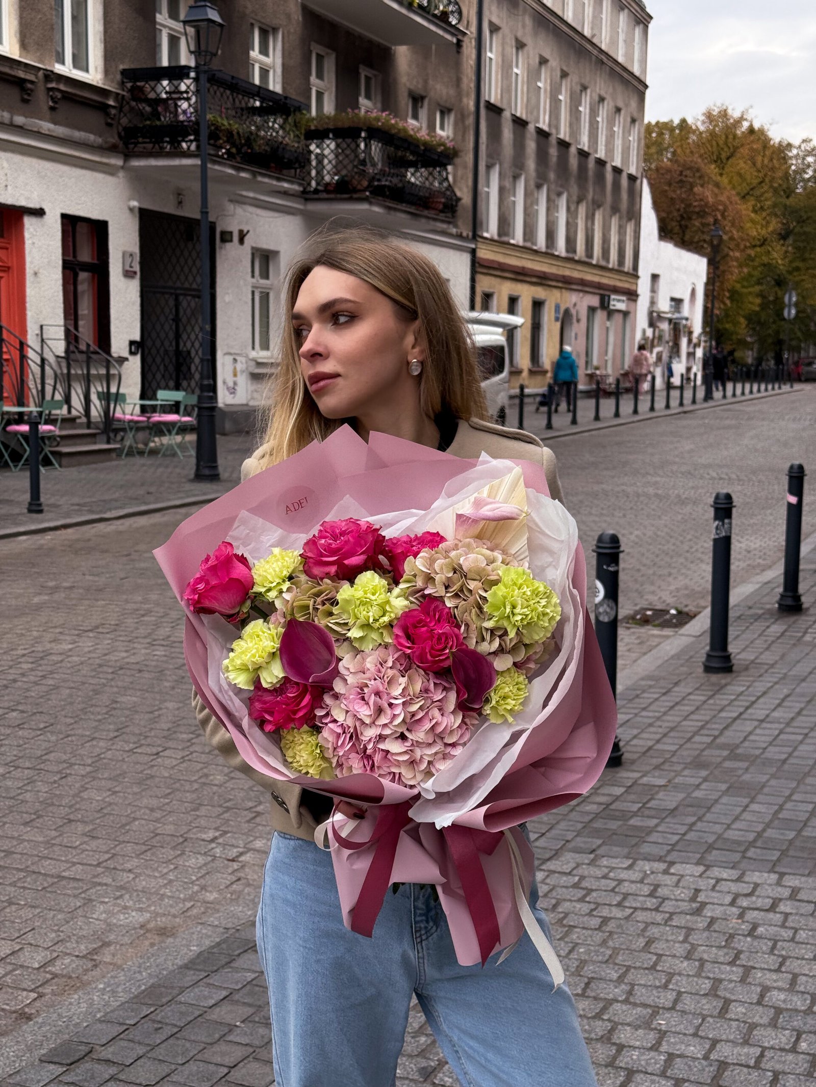 Bukiet z hortensjami, goździkami i różami