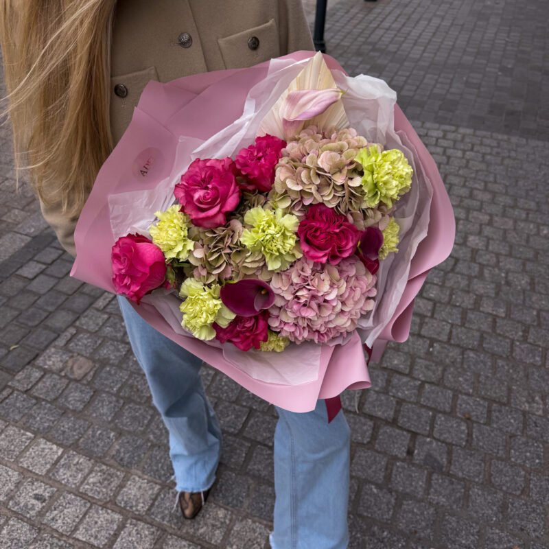 Bukiet z hortensjami, goździkami i różami