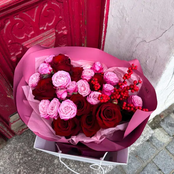 Bukiet z czerwonymi różami i malinowymi różami gałązkowymi