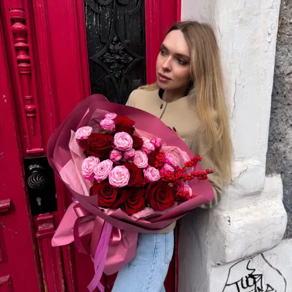 Bukiet z czerwonymi różami i malinowymi różami gałązkowymi