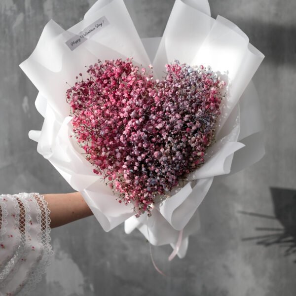 Bukiet w kształcie serca z kolorowej gipsówki