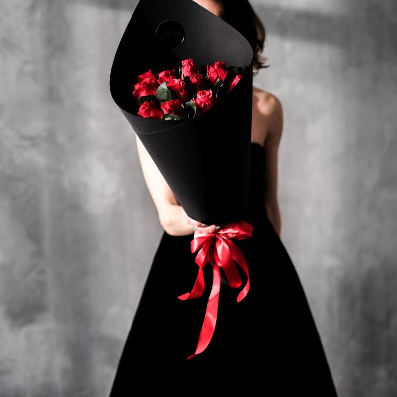 Bukiet czerwonych róż w eleganckim czarnym opakowaniu