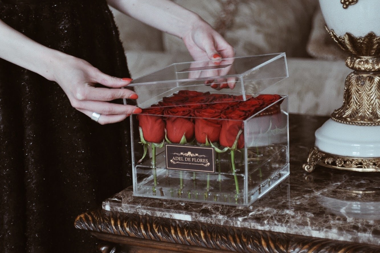 Box plexi z czerwonymi różami