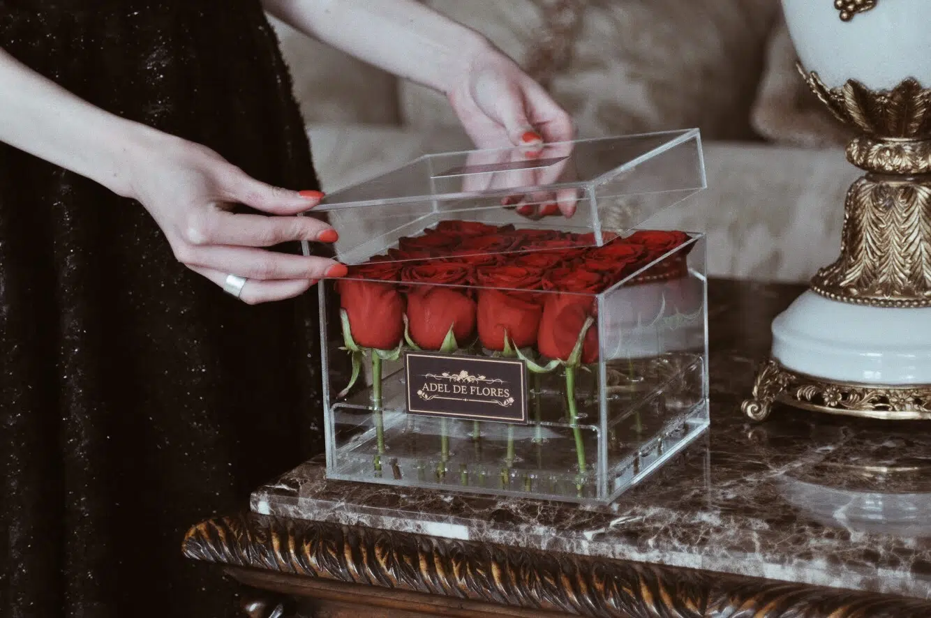 Box plexi z czerwonymi różami