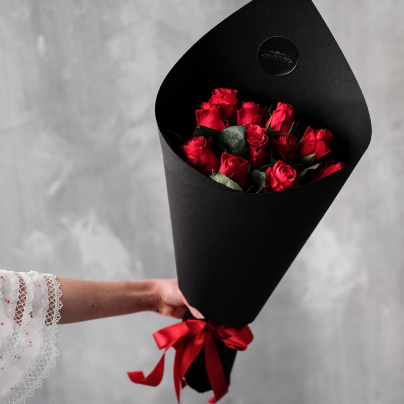 Bukiet czerwonych róż w eleganckim czarnym opakowaniu Adel de Flores