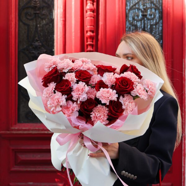 Bukiet z czerwonych róż oraz goździków