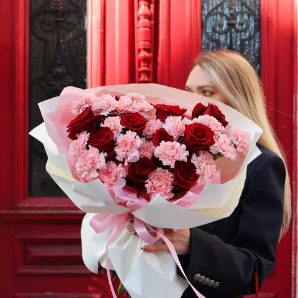 Bukiet z czerwonych róż oraz goździków