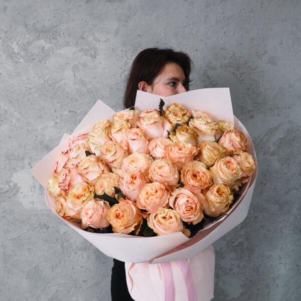 Bukiet z brzoskwiniowych piwoniowych róż