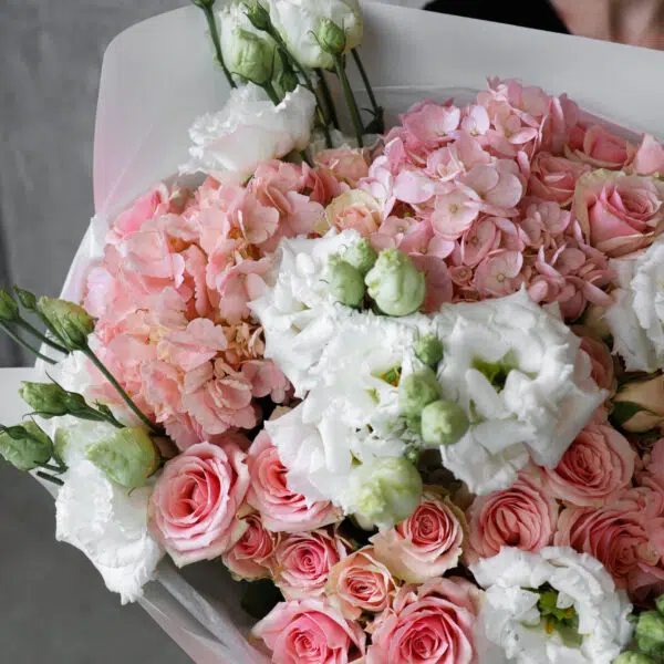 Mieszany bukiet z hortensji, eustomy, oraz gałązkowych róż