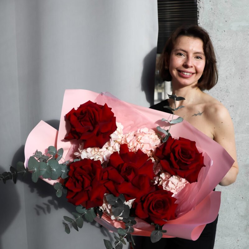 Bukiet z czerwonych róż, hortensji i eukaliptusa