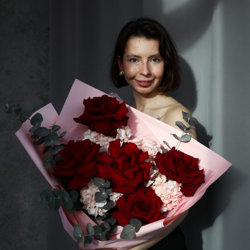 Bukiet z czerwonych róż, hortensji i eukaliptusa