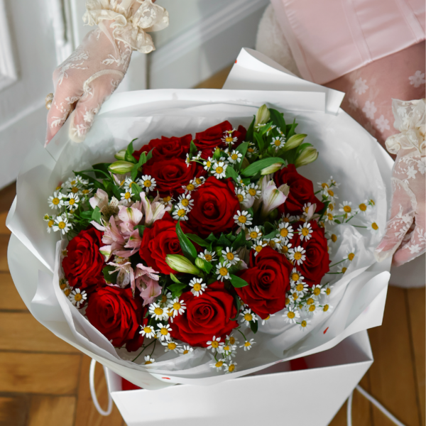 Bukiet z czerwonych róż z rumiankiem i alstromerią