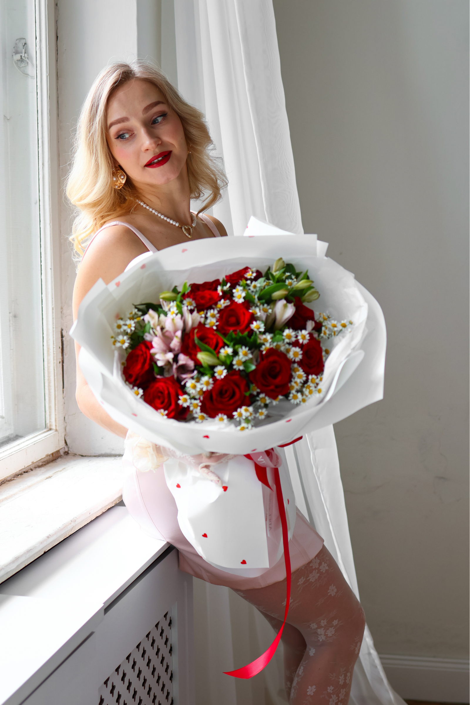 Bukiet z czerwonych róż z rumiankiem i alstromerią