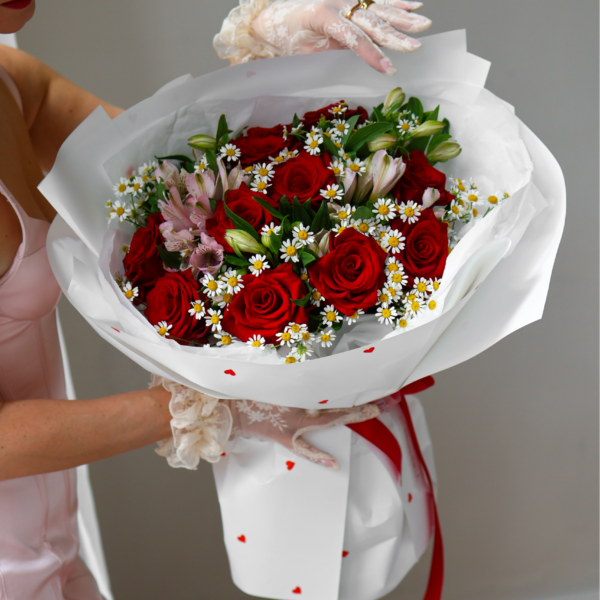 Bukiet z czerwonych róż z rumiankiem i alstromerią