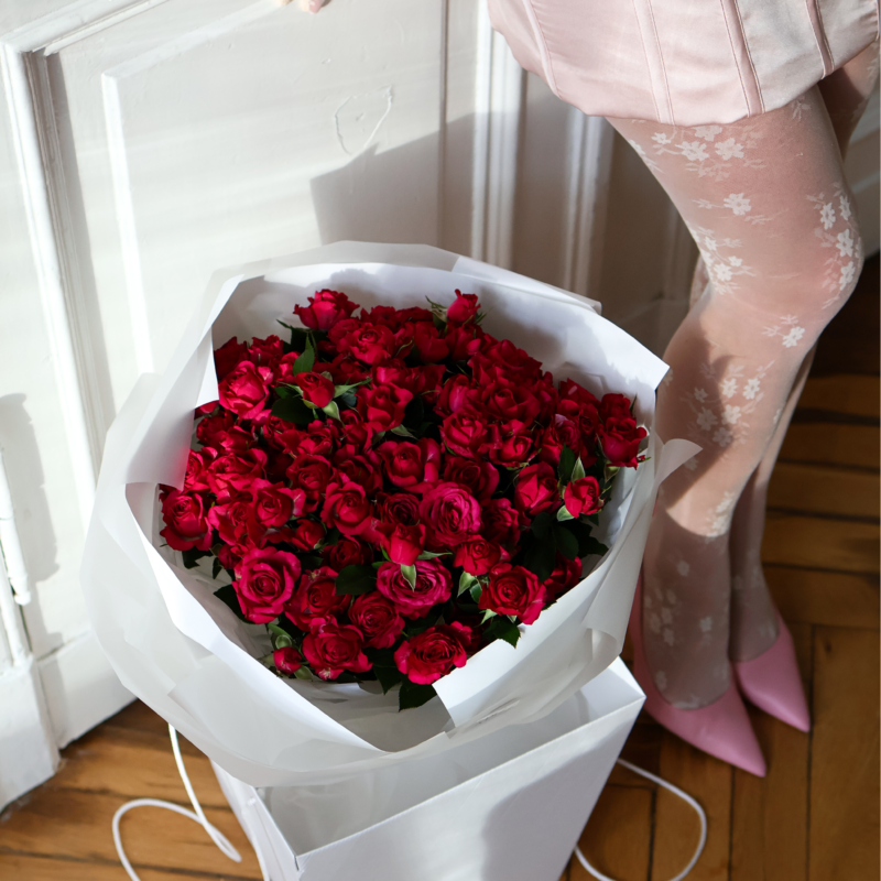 Bukiet z czerwonych róż gałązkowych