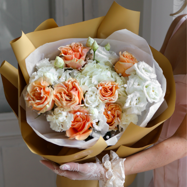 Bukiet z morelowych róż, białej hortensji i eustomy