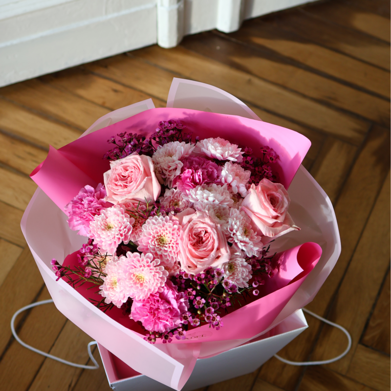 Bukiet z róż, chryzantemy gałązkowej, goździków i waxu