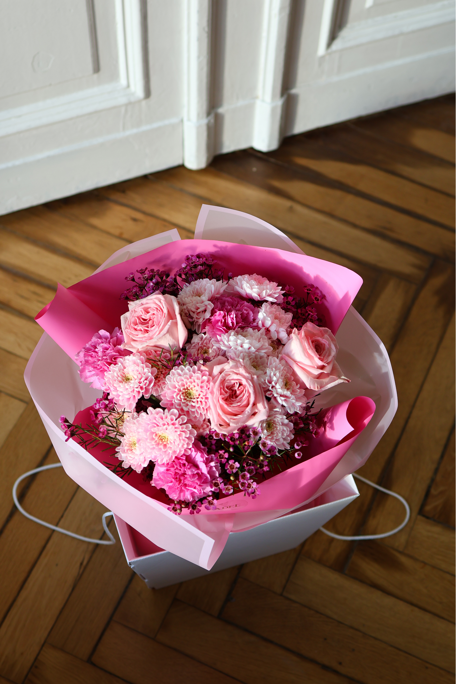 Bukiet z róż, chryzantemy gałązkowej, goździków i waxu