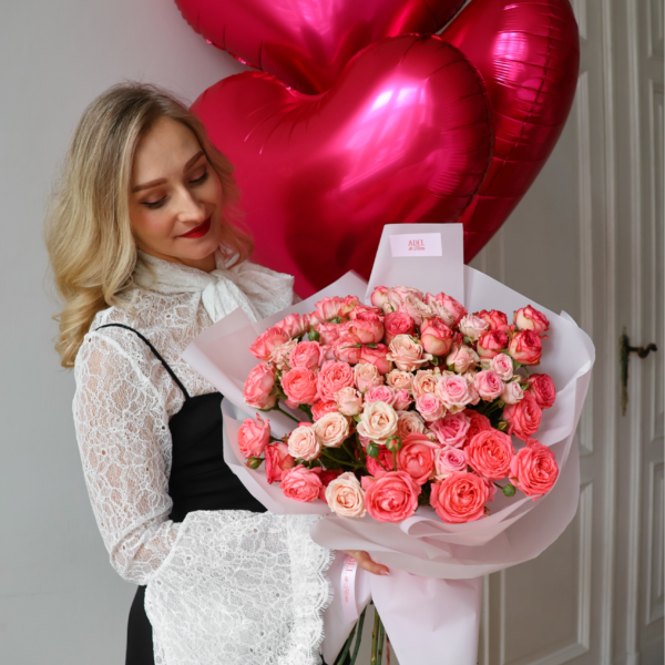 Bukiet z różowych i kremowych róż gałązkowych