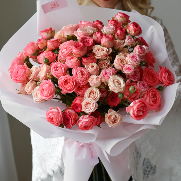 Bukiet z różowych i kremowych róż gałązkowych