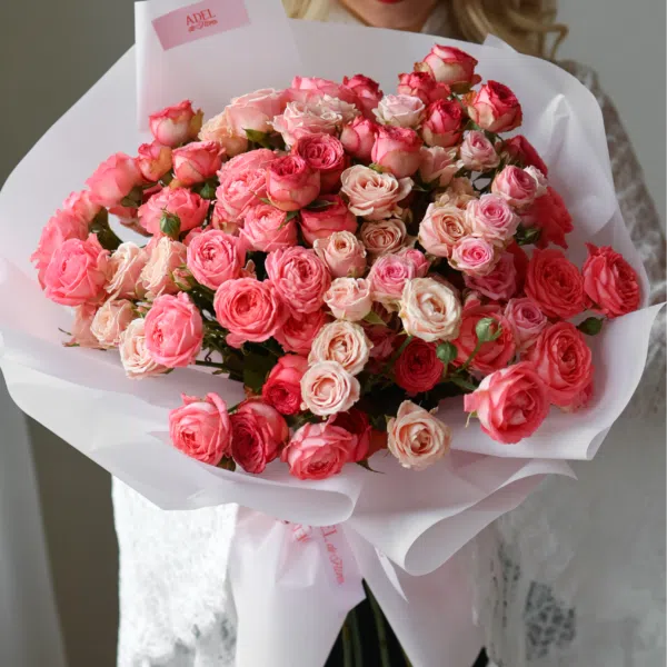 Bukiet z różowych i kremowych róż gałązkowych