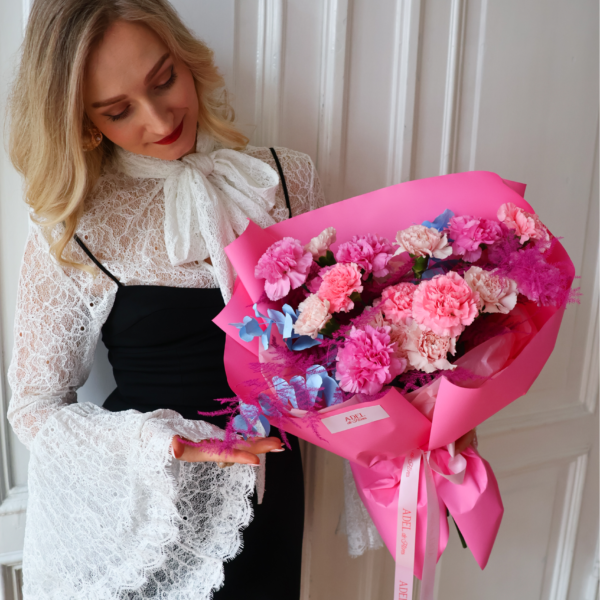 Bukiet z różowych i malinowych goździków z niebieskim eukaliptusem