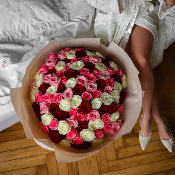 Bukiet z czerwonych, różowych i kremowych róż